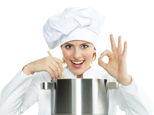 Uśmiechnięty kucharz przy garnku